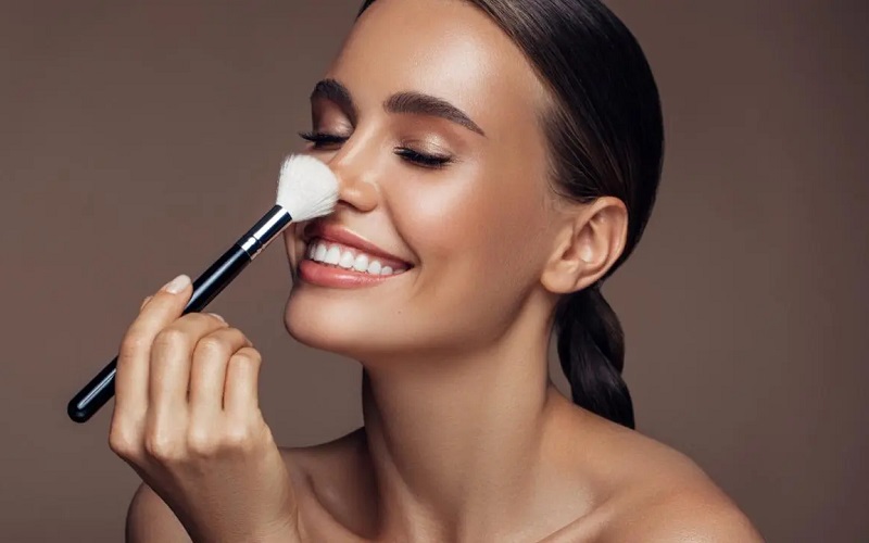 Kem nền giúp da trở nên mịn màng, che khuyết điểm và nổi bật lớp trang điểm