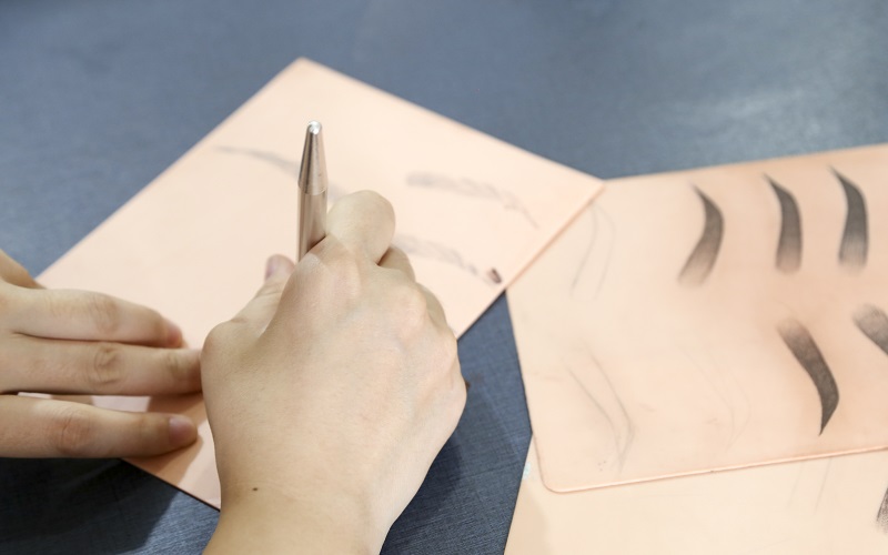 Chuẩn bị đầy đủ dụng cụ là bước đầu tiên để tập vẽ chân mày trên giấy