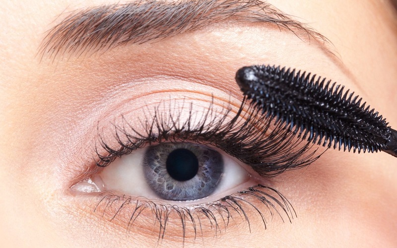 Không dùng mascara nhiều để mi uốn ít bị tổn thương