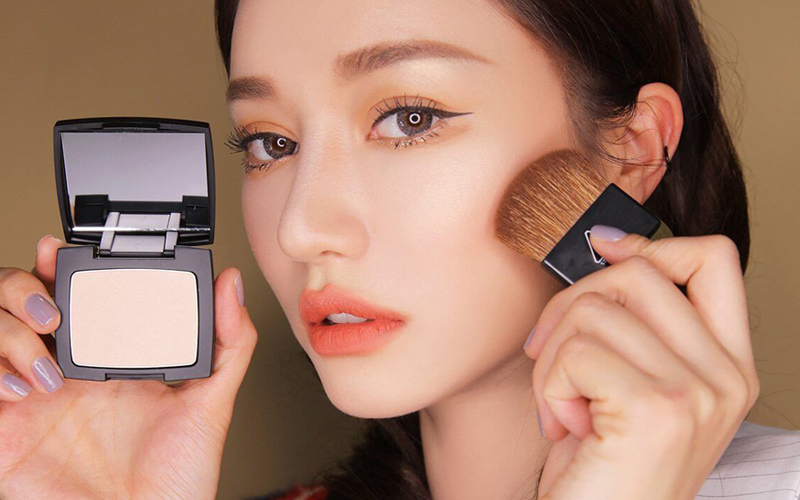 Trang điểm nhẹ nhàng để giúp gương mặt thêm trẻ trung