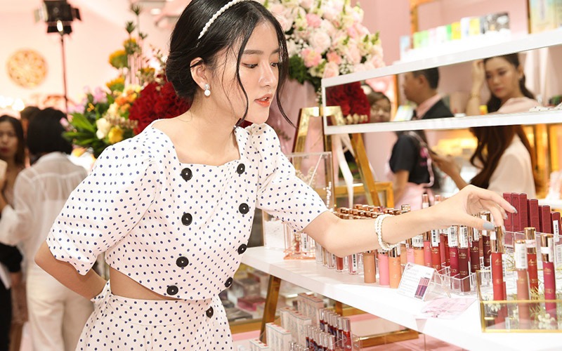 Các chuyên viên trang điểm phải chọn lựa kỹ lưỡng bộ makeup cao cấp cho riêng mình