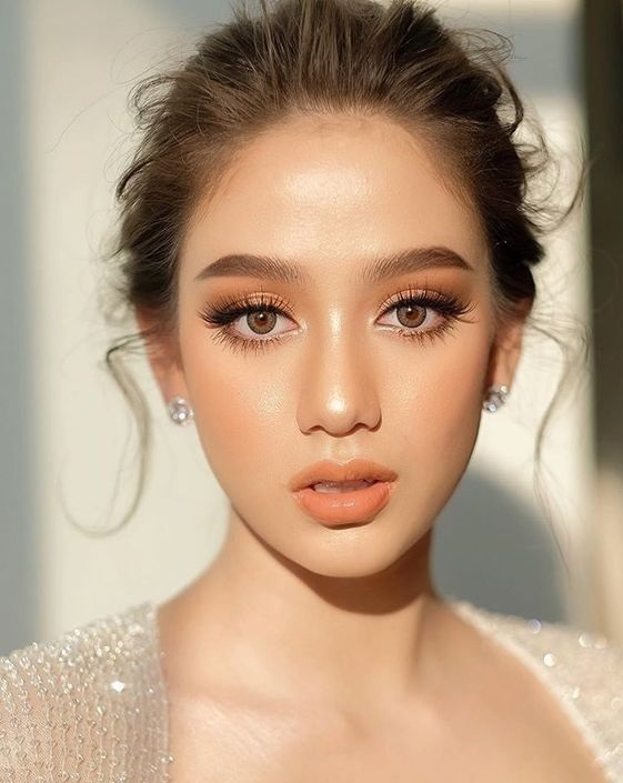 Lối trang điểm tập trung vào đôi mắt của makeup Thái