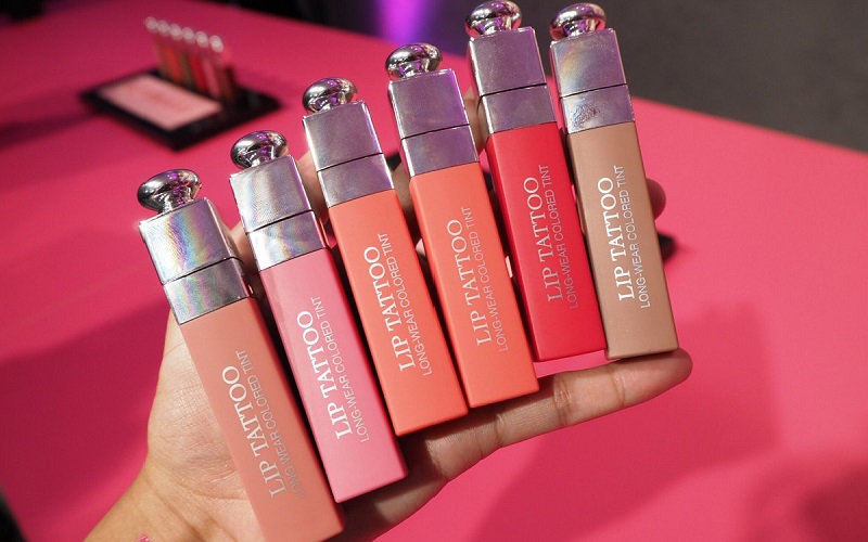 Dior Addict Lip Tattoo có thiết kế nắp bạc được tráng gương sang trọng