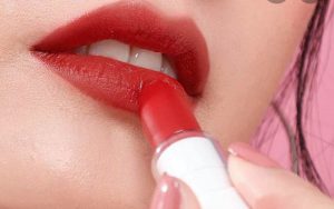 Tô son chú trọng vào lòng môi, vệt son không dài quá phần răng có thể thấy