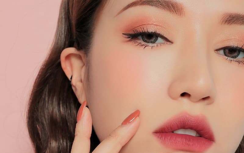 Đào tạo cho học viên các xu hướng trang điểm hot trend