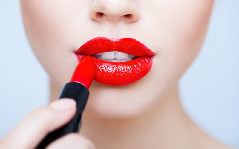Màu đỏ thuần truyền thống vẫn luôn là một màu hot mọi thời đại