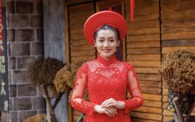 Mấn đội đầu cho dâu kết hợp với áo dài