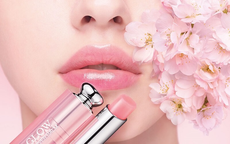 Dior Addict Lip Glow dưỡng ẩm với chất son trong nhẹ và màu hồng nữ tính