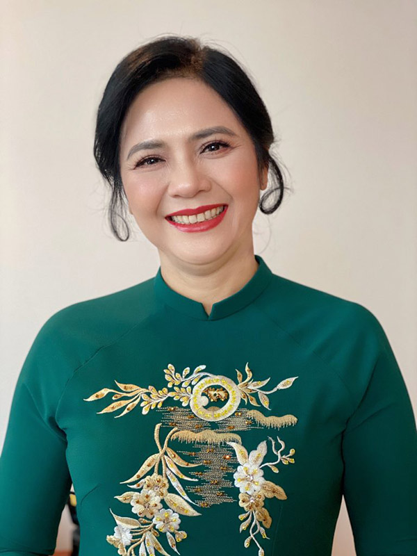 Các màu son tươi giúp mẹ cô dâu được nổi bật và trẻ trung hơn