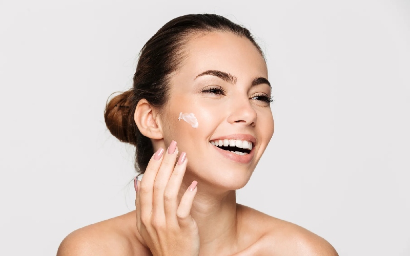 Skincare cho da mụn đòi hỏi bạn cần nắm rõ thành phần của các mỹ phẩm