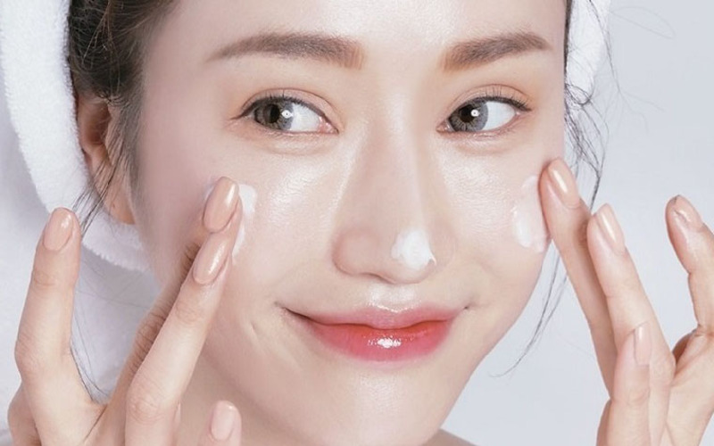 Sử dụng kem khóa ẩm giúp bạn giữ được làn da không dầu lâu hơn