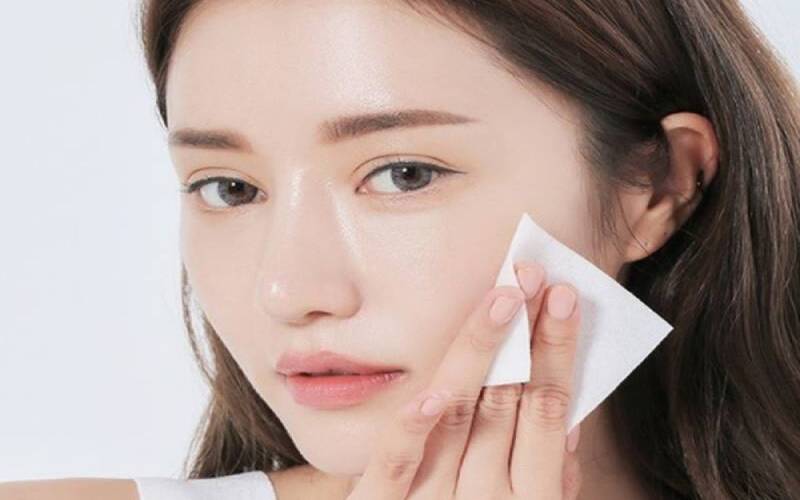 Sử dụng giấy thấm dầu giúp ngăn ngừa việc đổ dầu nhiều gây khó chịu