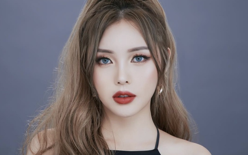 Để lớp trang điểm nhẹ nhàng, dễ thương bạn nên chú ý đến từng bước makeup