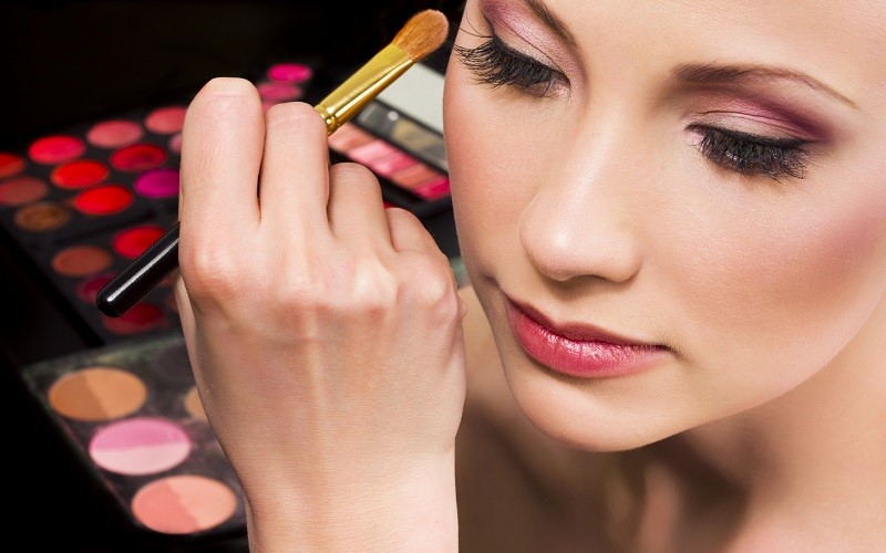 Chọn dịch vụ trọn gói makeup đi tiệc tiện lợi cho khách hàng