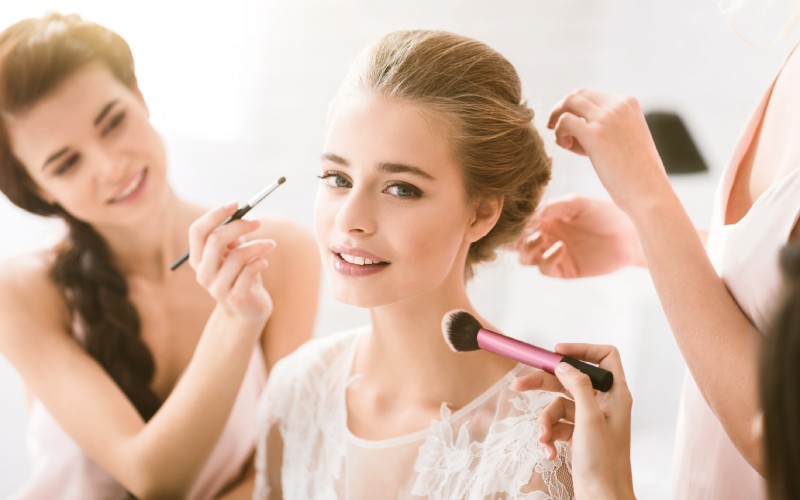 Các cô dâu chú rể nên makeup tại tiệm trong ngày trọng đại