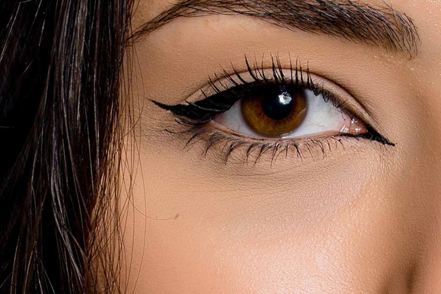 Kẻ eyeliner mắt cáo giúp đôi mắt bạn to hơn