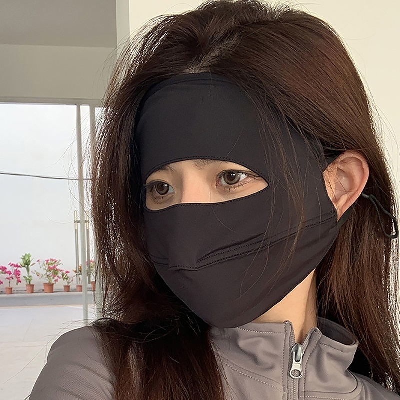 Bảo vệ da mặt khỏi ánh nắng mặt trời bằng cách đeo khẩu trang chống tia UV trước khi ra ngoài