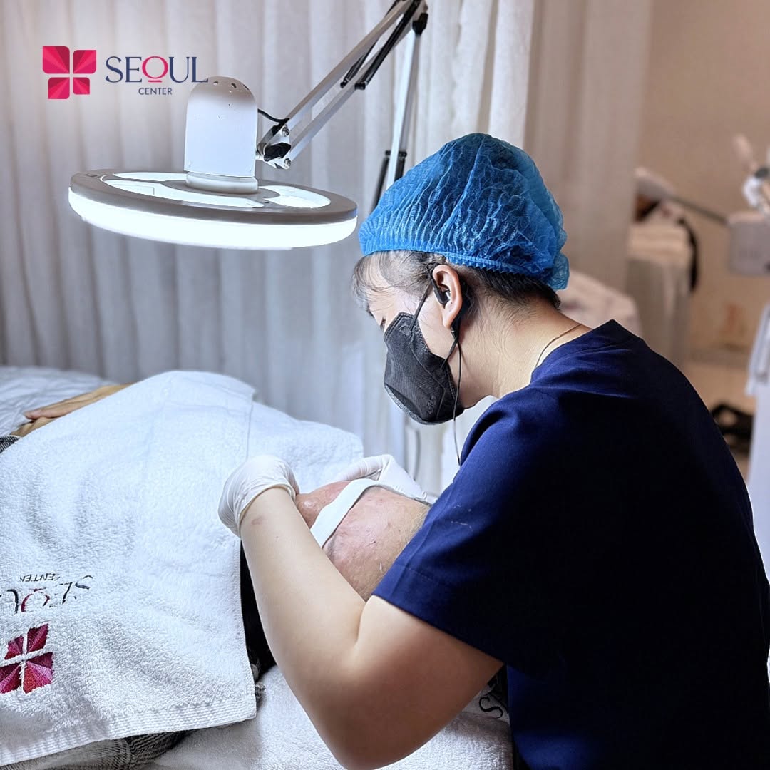 Chuyên viên đang lấy nhân mụn chuẩn y khoa cho khách hàng 