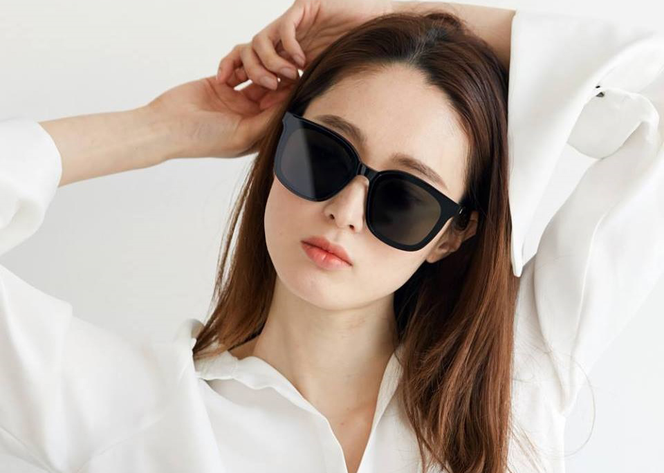Sau khi tiêm Rejuran I nên bảo vệ vùng da quanh mắt khỏi tia UV bằng kính râm
