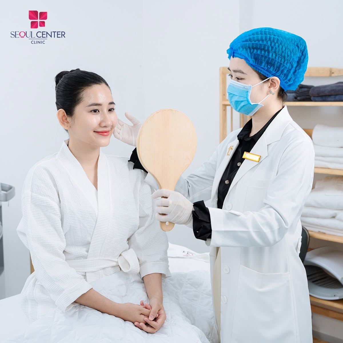 Đội ngũ bác sĩ dày dạn kinh nghiệm tại Seoul Center Clinic không chỉ tư vấn thăm khám mà còn trực tiếp thực hiện kỹ thuật tiêm meso cho Rejuran I cho khách hàng