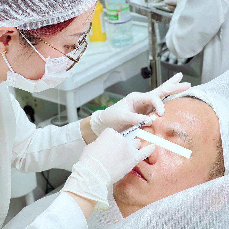 Bác sĩ tách đáy sẹo sau đó mới tiêm Rejuran S đảm bảo mang lại hiệu quả tốt nhất cho khách hàng