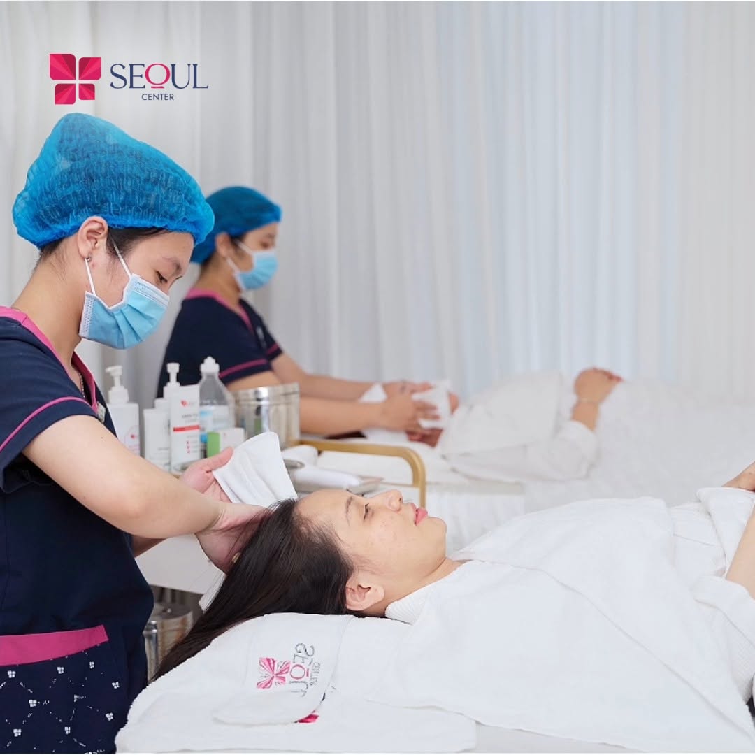 Chuyên viên làm sạch da cho khách hàng trước khi bác sĩ tiến hành tiêm trẻ hóa Neo Xcelens