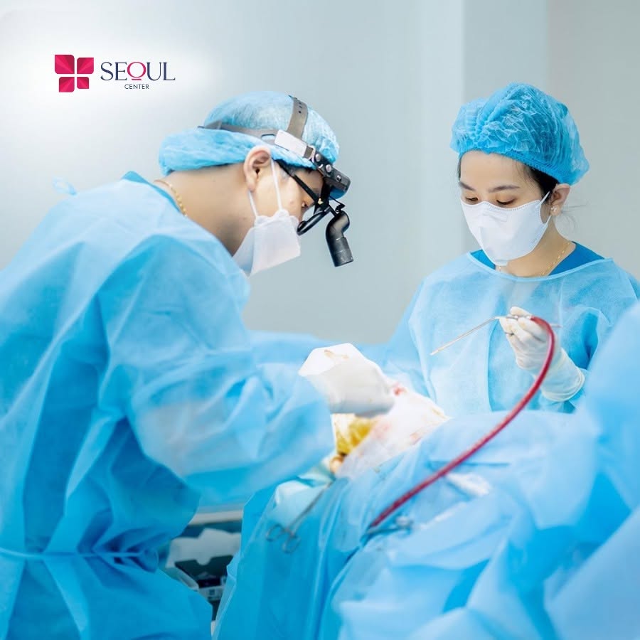 Bác sĩ tiến hành căng da theo quy trình chuẩn an toàn Y Khoa