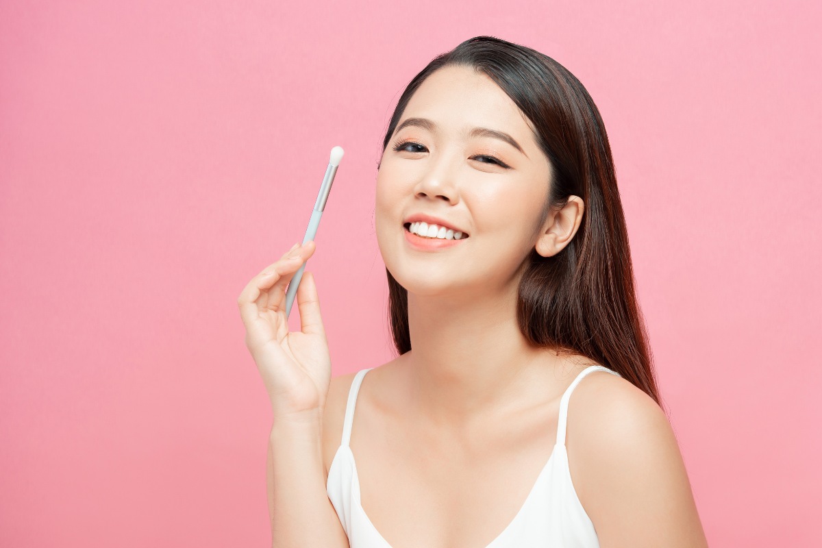 Uống đủ nước (2-3 lít/ngày) để hỗ trợ độ ẩm từ bên trong. Uống đủ nước (2-3 lít/ngày) để hỗ trợ độ ẩm từ bên trong.