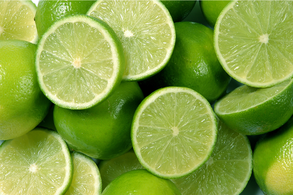 Chanh chứa nhiều axit citric và chất chống oxy hóa giúp giảm mụn sưng và vết thâm.