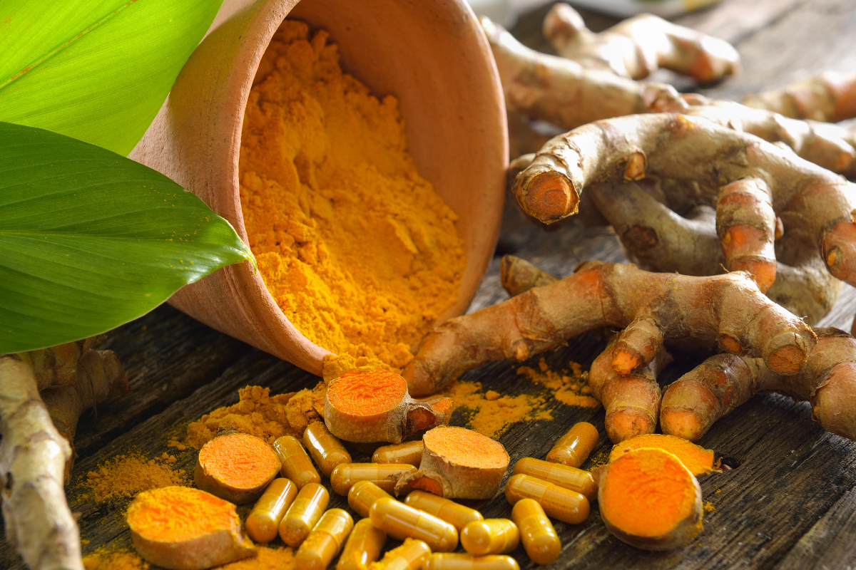 Nghệ tươi có đặc tính chống oxy hóa và chống viêm, giúp giảm sưng và làm sáng da sau mụn.