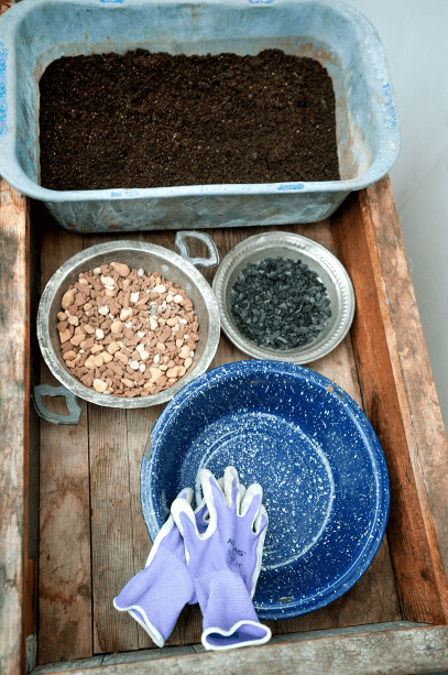 Ingredients for potting a container without drainage.