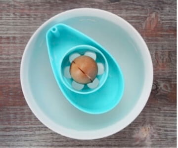 These cute avocado-shaped boats float your avocado seeds in water. 