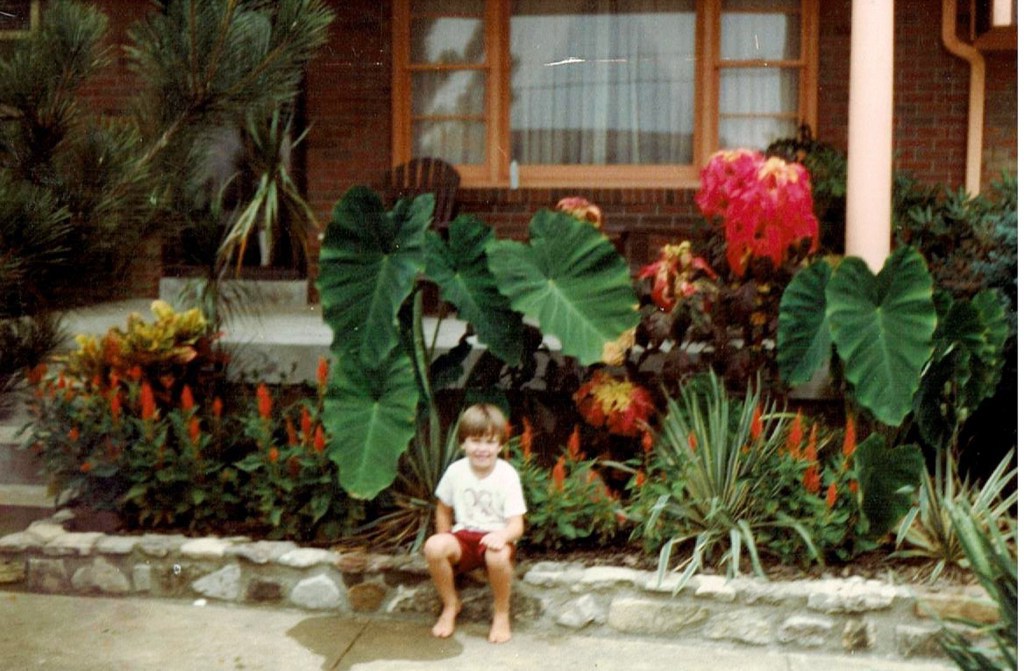 Brian lúc 6 tuổi, ảnh chụp trước cửa nhà thời thơ ấu