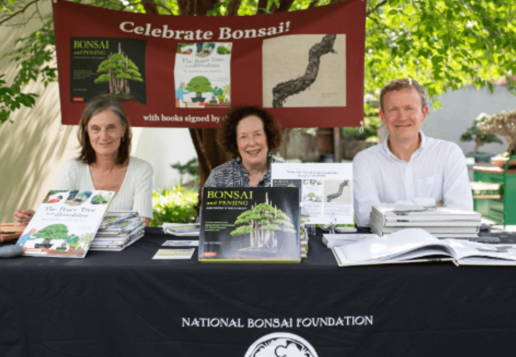 Ann (giữa) với cuốn sách về cây cảnh của bà ấy trong buổi tiệc chiêu đãi Hội nghị Hiệp hội Vườn công cộng Hoa Kỳ năm 2019 & nbsp; (Được sự cho phép của: Olivia Anderson Photography)