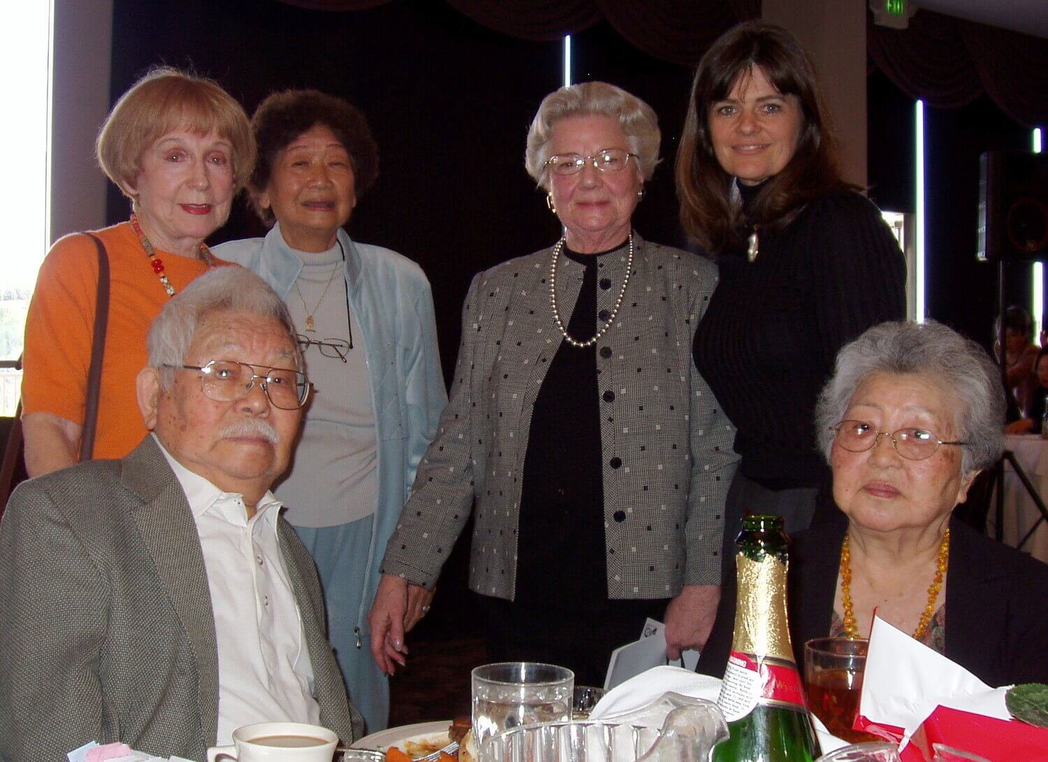 Ngồi: John Naka và Alice Naka. Đứng (từ trái sang phải): Marybel Balendonck, Kay Komai, Barbara Marshall và Cheryl Manning. Cả nhóm tụ tập tại một bữa tiệc trưa do chính phủ Nhật Bản tổ chức để vinh danh Frank Goya (một trong những học sinh đầu tiên của John) vào tháng 3 năm 2004.