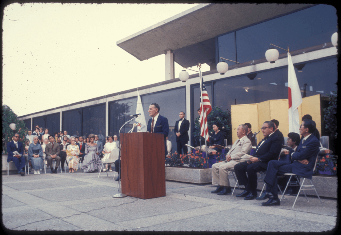 John Creech, Giám đốc Vườn ươm, phát biểu tại buổi lễ trao tặng bộ sưu tập Bonsai Nhật Bản vào ngày 9 tháng 7 năm 1976. Ngoại trưởng Henry Kissinger ngồi giữa bên phải.