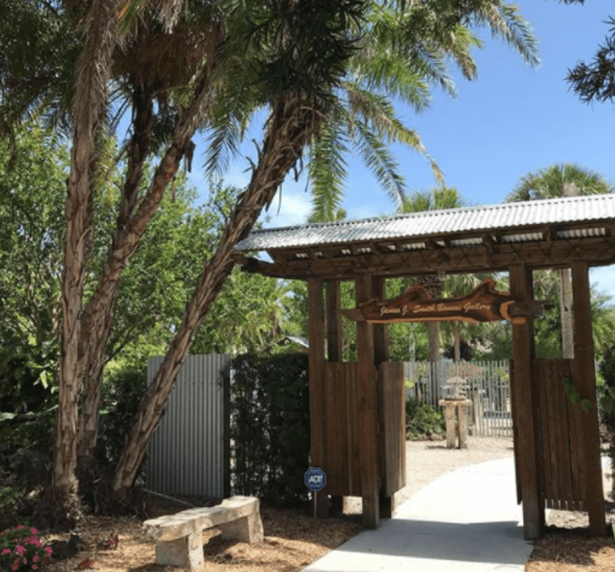 Lối vào Phòng trưng bày Bonsai James J. Smith tại Vườn Bách thảo Heathcote (Heathcote Botanical Gardens) ở Florida. Chủ đề do kiến trúc sư thiết kế là “Châu Á gặp gỡ Florida Cracker,” Kehoe nói. Nguồn ảnh: @heathcotebg trên Instagram.
