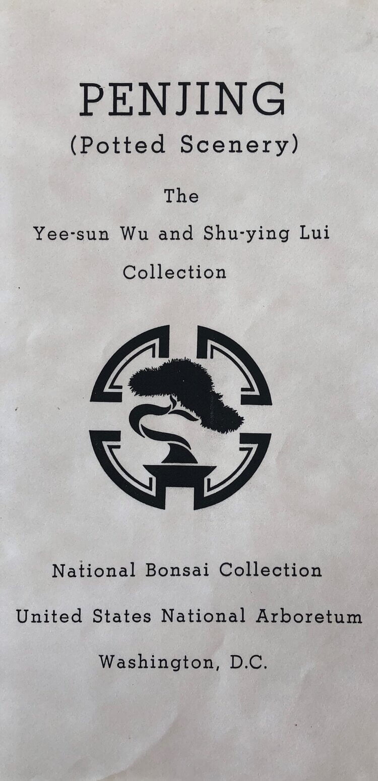 Cây thông này lấy cảm hứng từ biểu tượng được sử dụng trên trang bìa của một tập sách liệt kê những  cây mà Wu đã tặng cho Bảo tàng vào năm 1986.