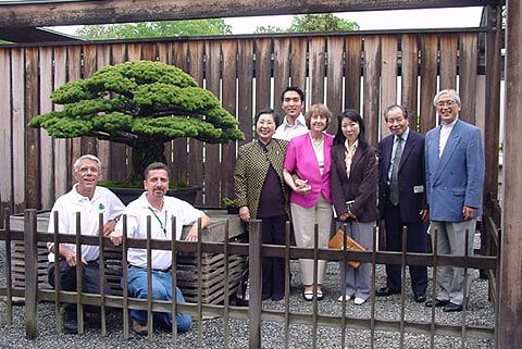 Ảnh từ trái qua phải: Người phụ trách Jim Hughes và Jack Sustic, Mrs. Takeko Yamaki Tatsuzaki, Mr. Jin Tatsuzaki, Mrs. Takehisa Iizuka, Ms. Amaki Tatsuzaki, Mr. Takehisa Iizuka, Mr. Takashi Tatsuzaki