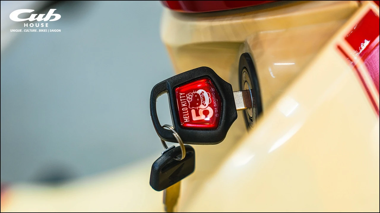 Honda Super Cub 50cc Hello Kitty – Biểu tượng dễ thương giới hạn đã có mặt tại Việt Nam 3 Honda Super Cub 50cc Hello Kitty – Biểu tượng dễ thương giới hạn đã có mặt tại Việt Nam