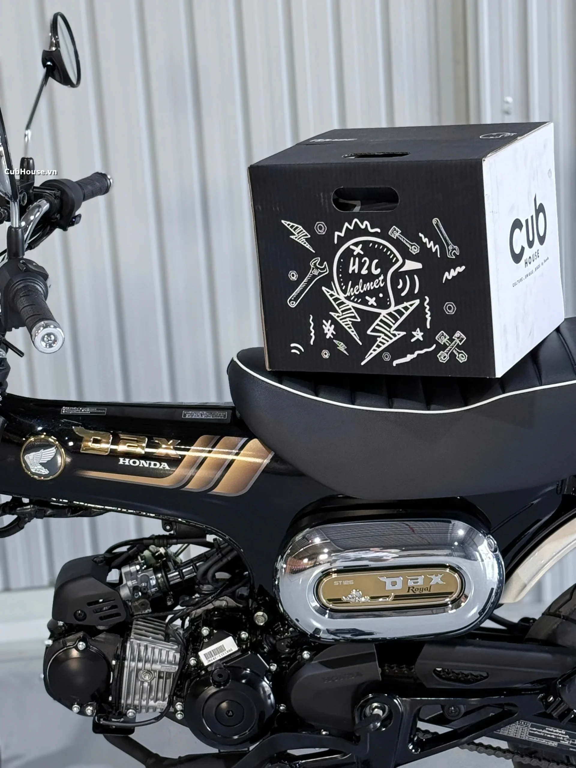 Hình ảnh chi tiết Honda Dax Royal Limited Edition đã về đến Cub House Sài Gòn
