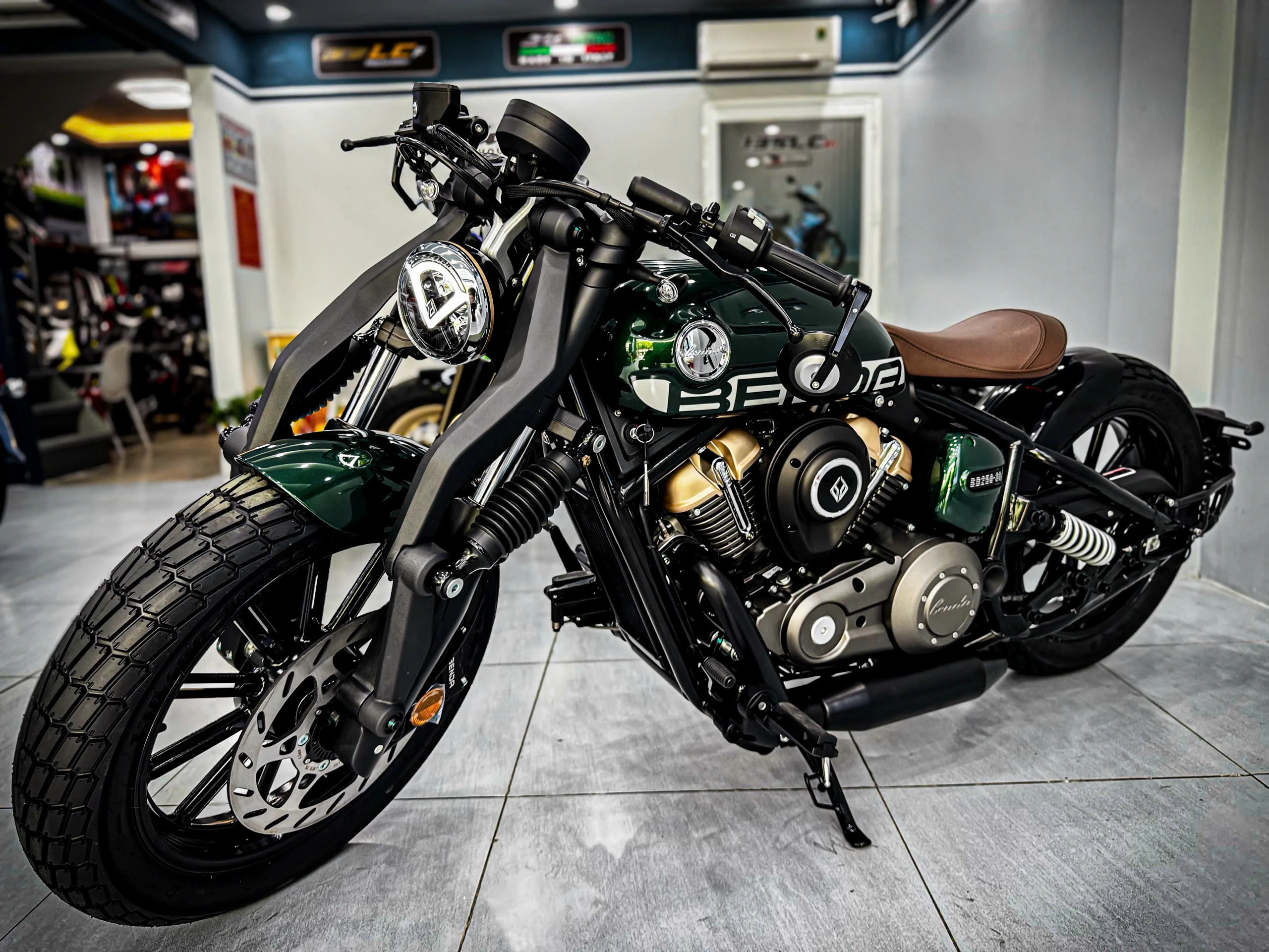 Benda Napoleon 250 màu xanh ngọc lục bảo về đến Cub House