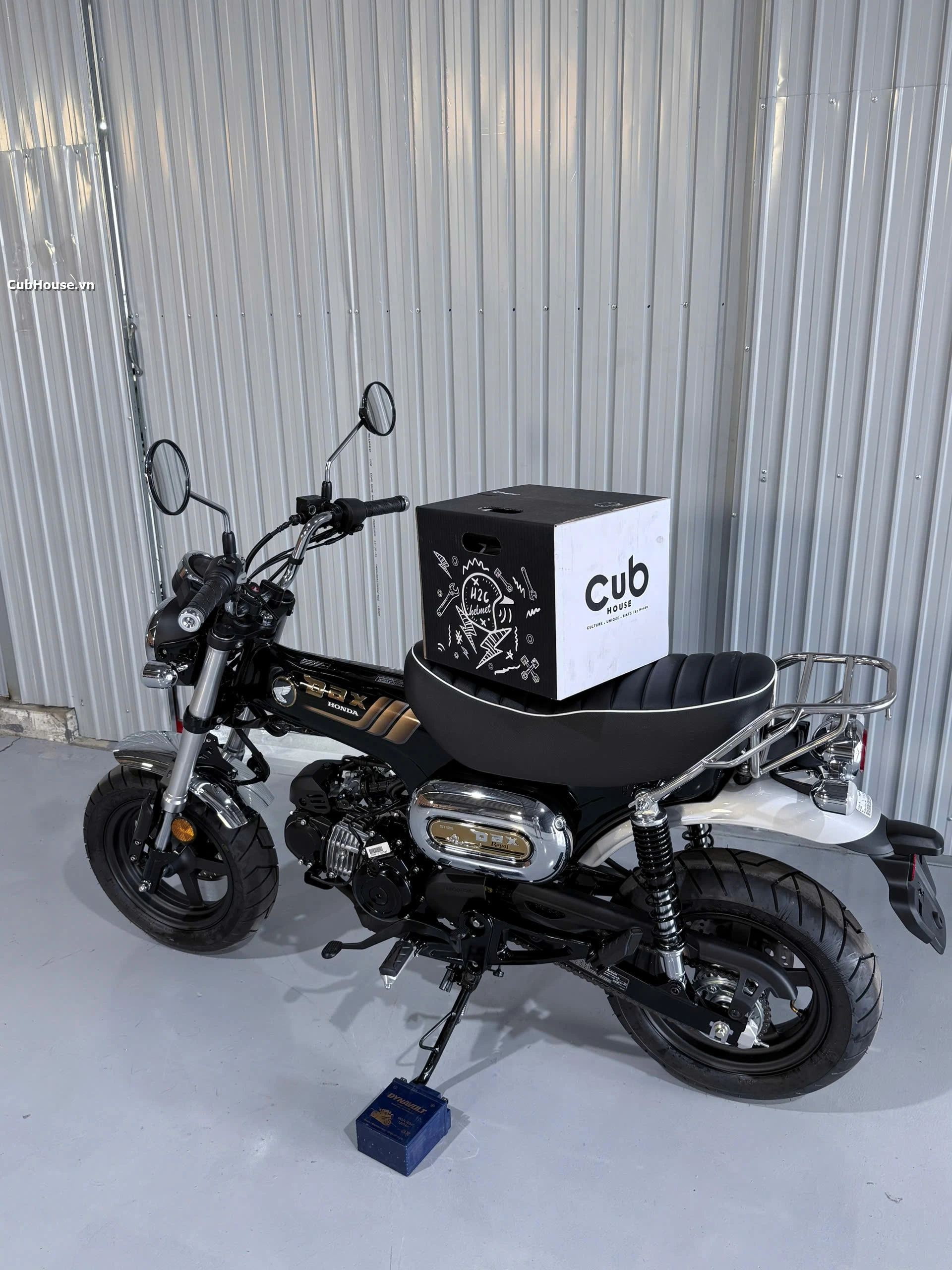 Hình ảnh chi tiết Honda Dax Royal Limited Edition đã về đến Cub House Sài Gòn