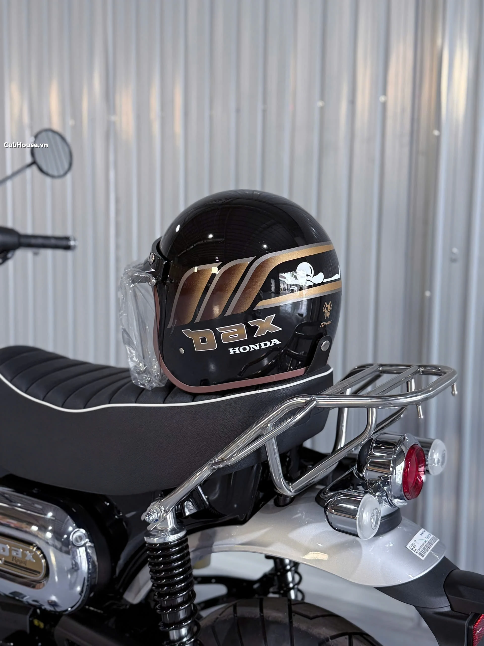 Hình ảnh chi tiết Honda Dax Royal Limited Edition đã về đến Cub House Sài Gòn