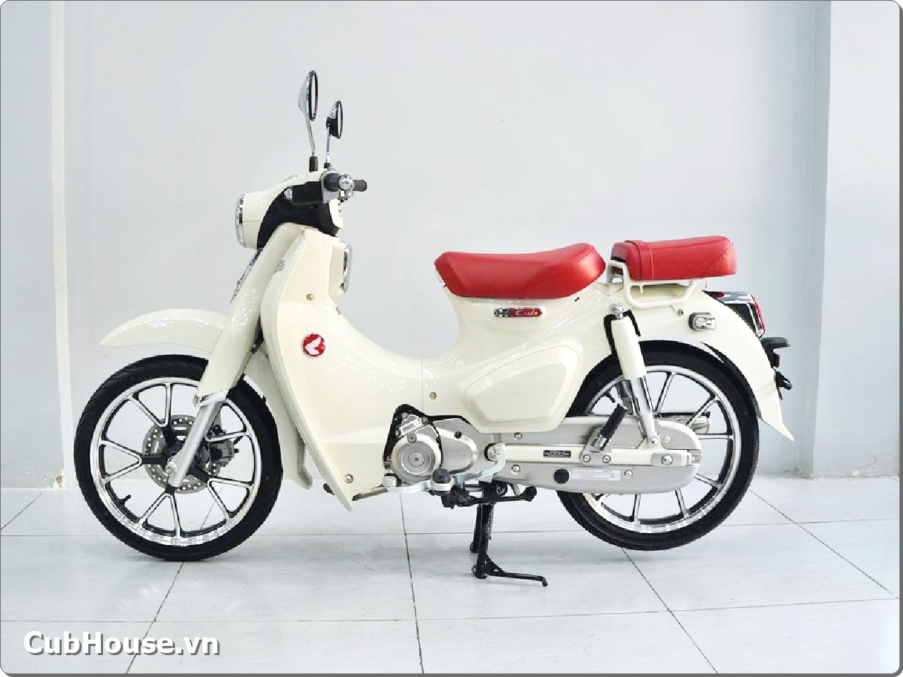 Honda Super Cub 125 Custom 2026 nhập Thái Lan (Yên đỏ) 32 Honda Super Cub 125 Custom 2026 nhap Thai Lan Yen do 1
