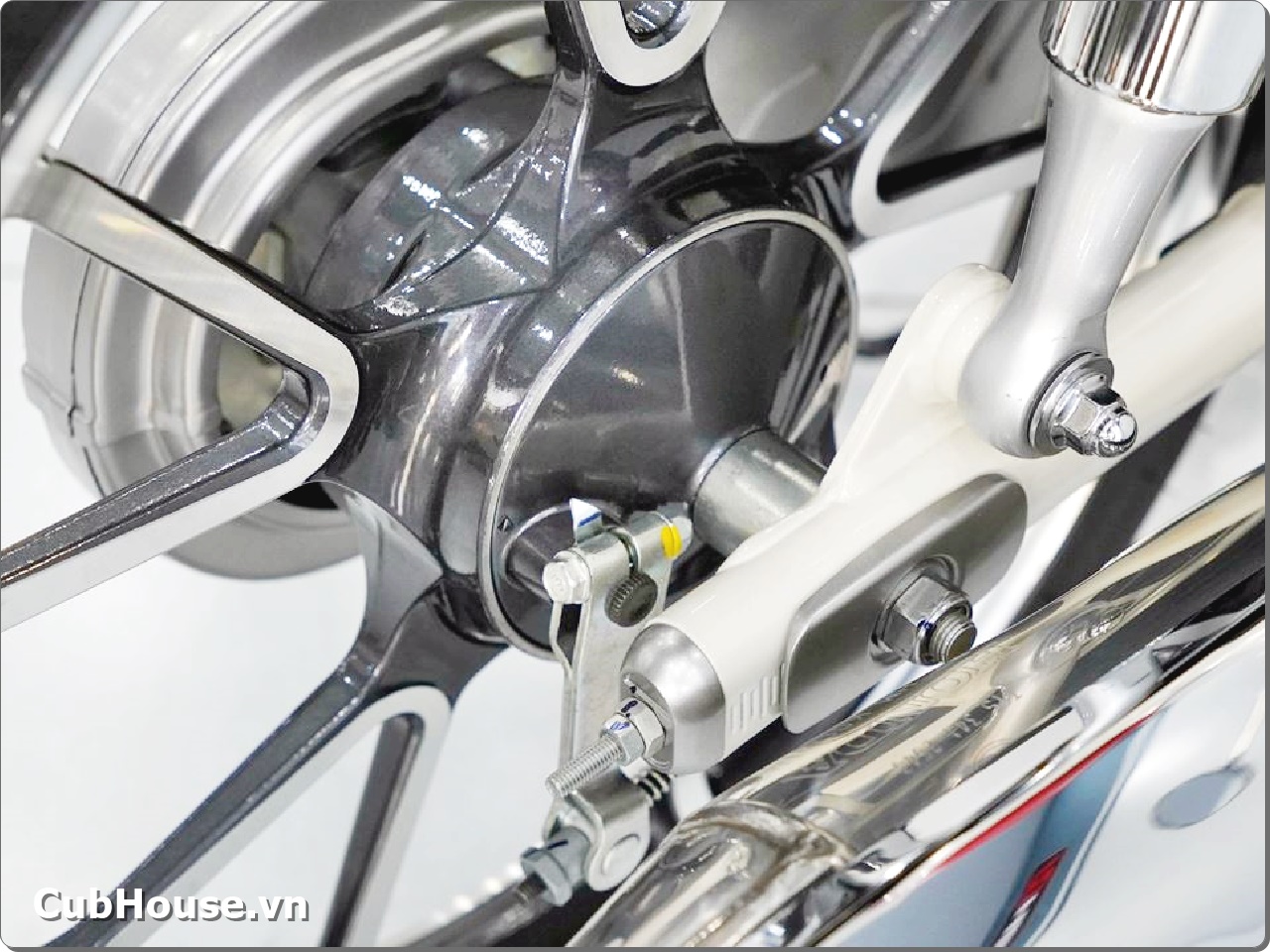 Honda Super Cub 125 Custom 2026 nhập Thái Lan (Yên đỏ) 39 Honda Super Cub 125 Custom 2026 nhap Thai Lan Yen do 16