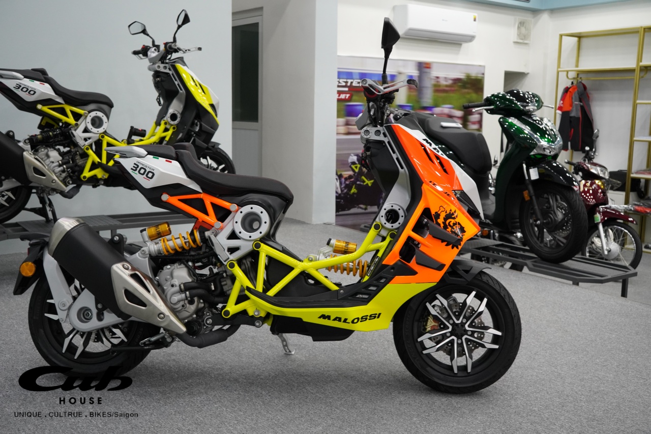 Chơi xe Italjet Dragster 300 độc lạ trang bị phuộc Ohlins là đỉnh