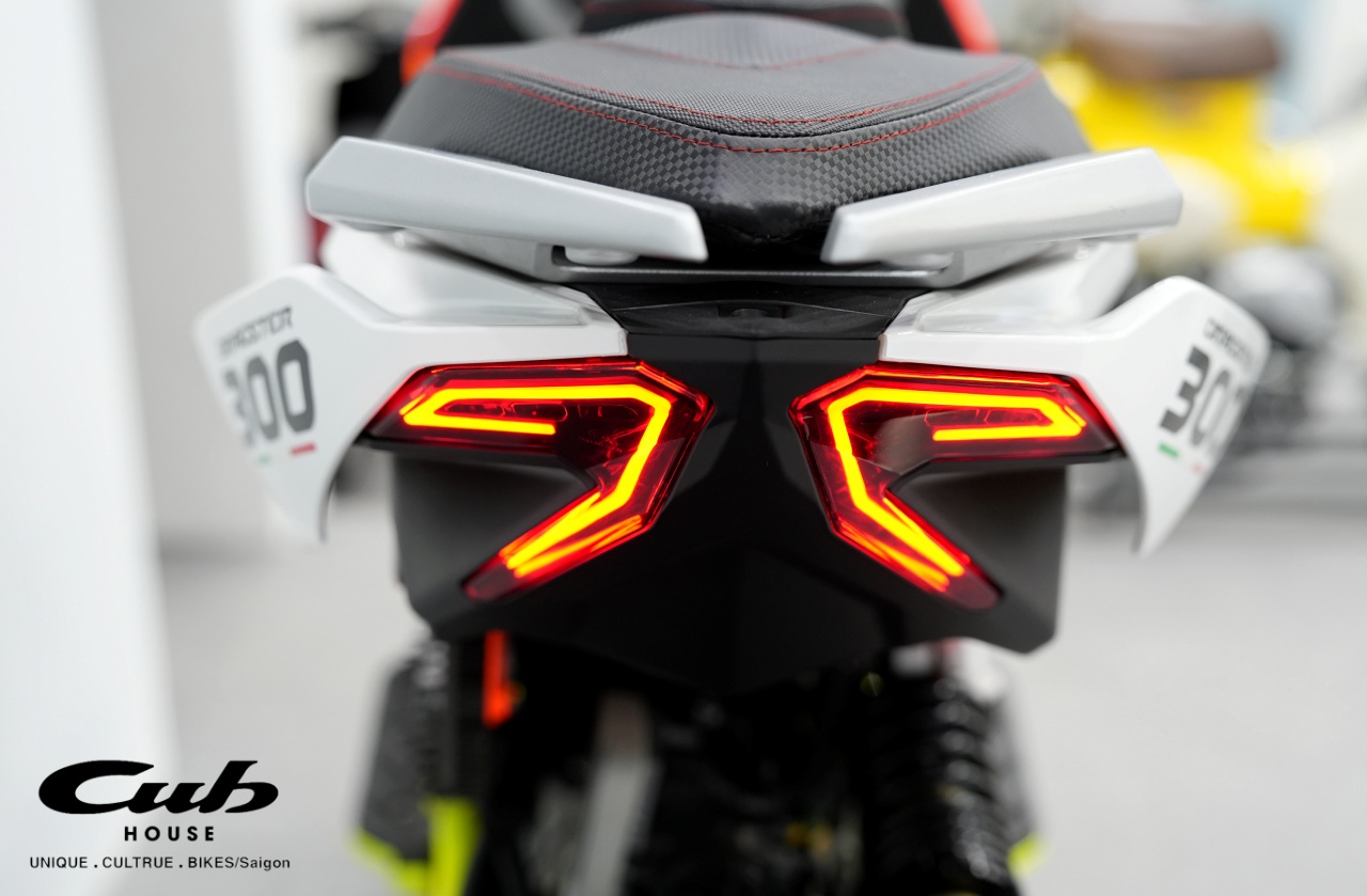 Chơi xe Italjet Dragster 300 độc lạ trang bị phuộc Ohlins là đỉnh