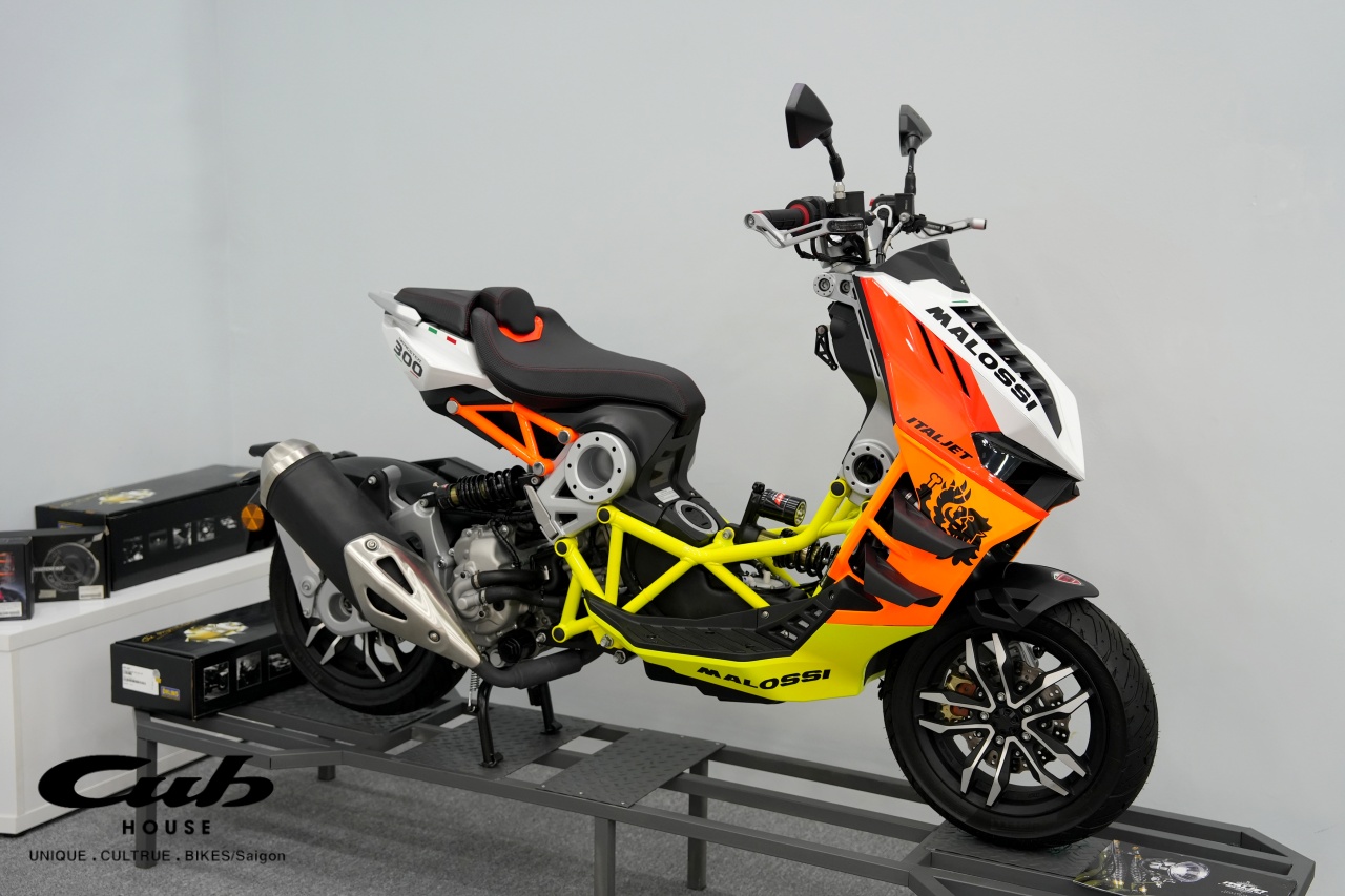 Chơi xe Italjet Dragster 300 độc lạ trang bị phuộc Ohlins là đỉnh