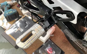 Gác chân sau H2C chính hãng Thái Lan – Đồ chơi Honda Dax 125